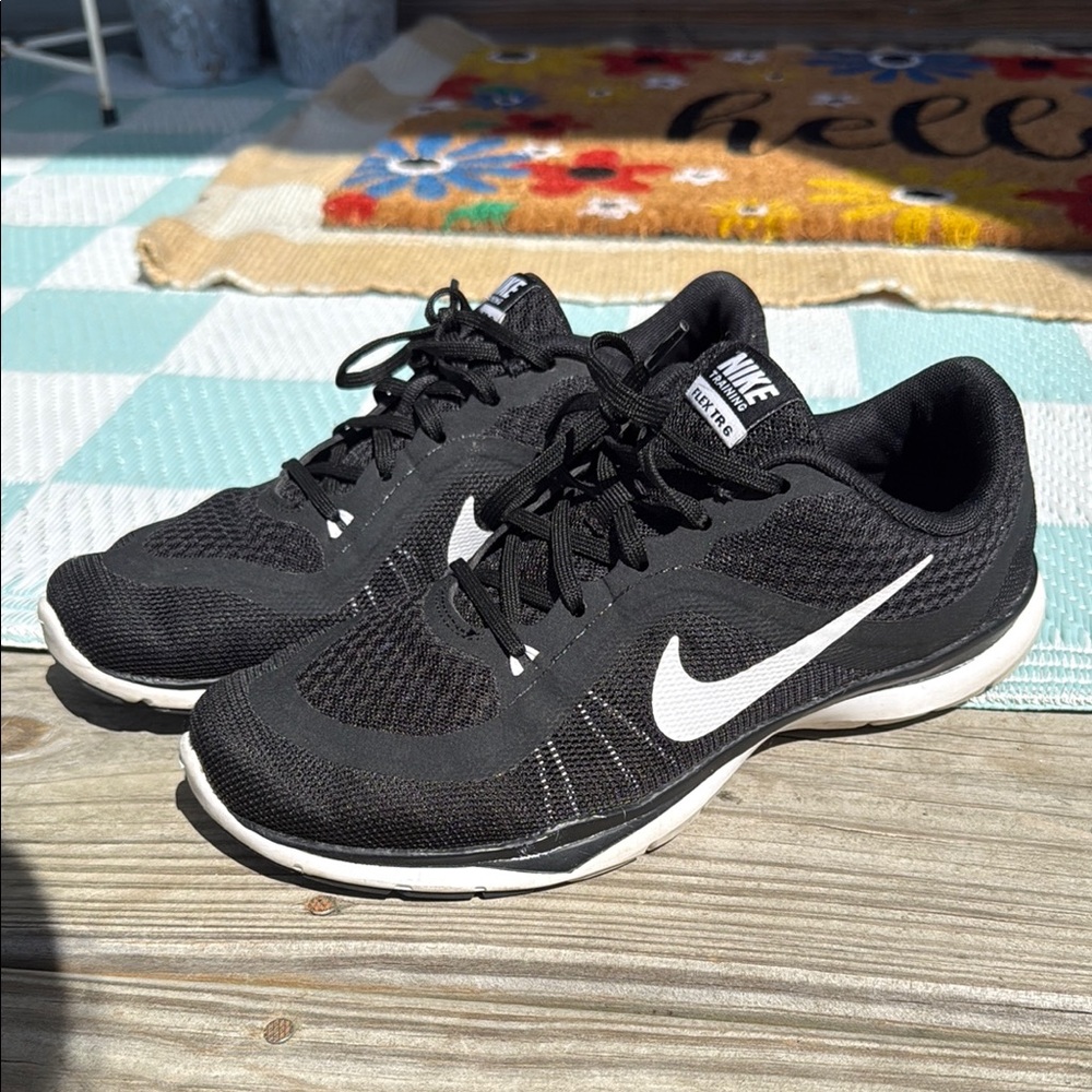 Nike Black and White  FlexTR 6